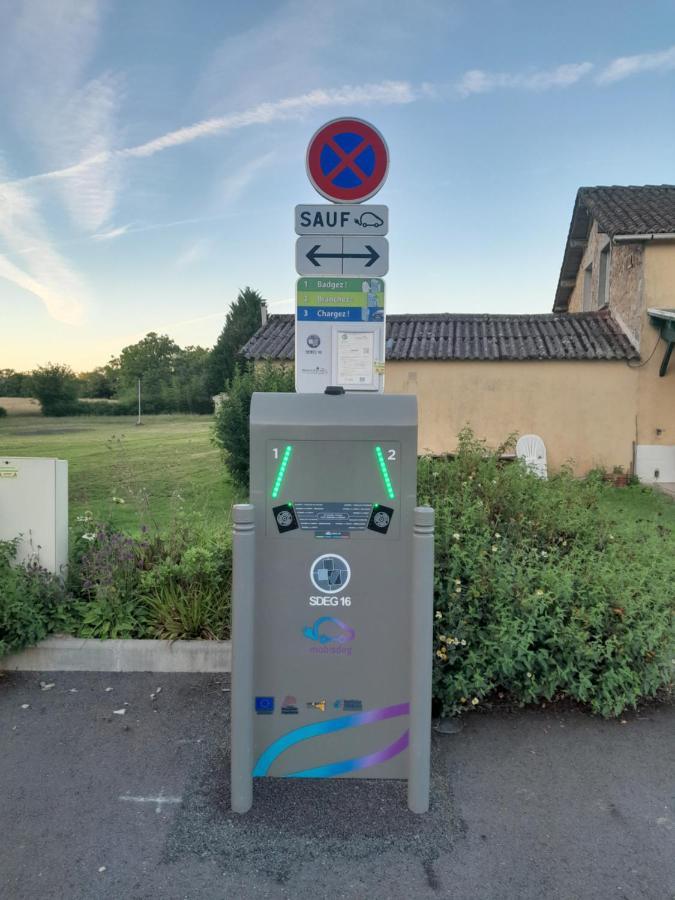 Auberge la marchadaine Montrollet Bagian luar foto